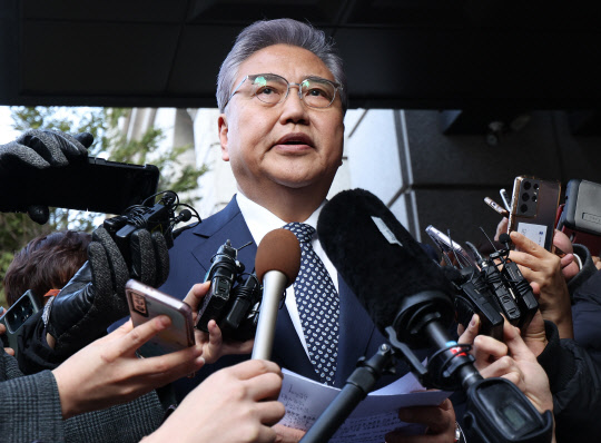 박진 외교부 장관이 지난달 28일 서울 서초구 변호사회관에서 강제징용 피해자 유족들과 면담을 마친 뒤 면담 결과를 말하고 있다.  연합뉴스